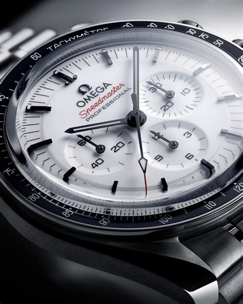 Omega: Speedmaster Moonwatch mit weiß lackiertem .